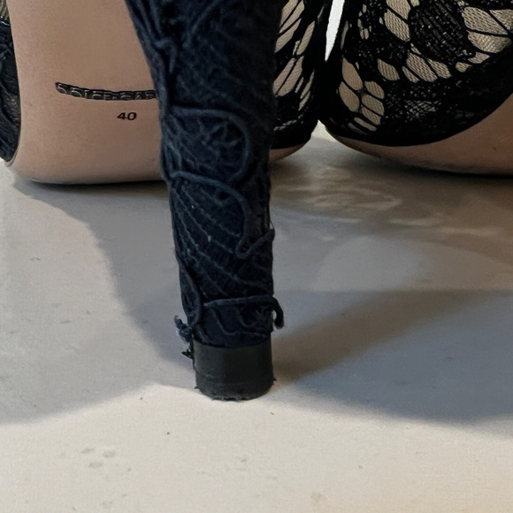 Elegant Beautiful Dolce & Gabbana Bellucci pumps in Navy - Picture 7 of 11